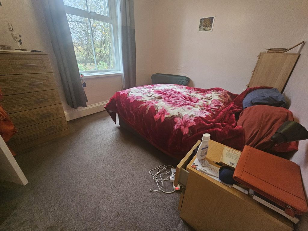 Property photo 3 of 5 A Cozy Double Bedroom With Natural Light Coming Th...