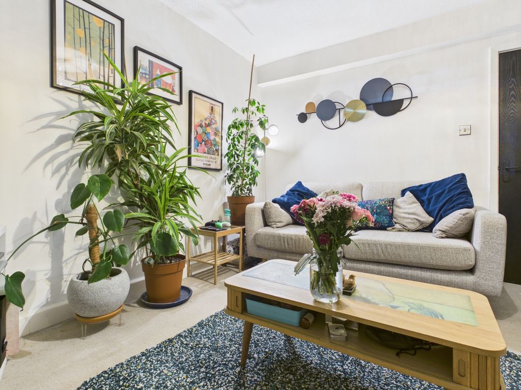 Property photo 3 of 14 Cam03729G0-Pr0239-Still002