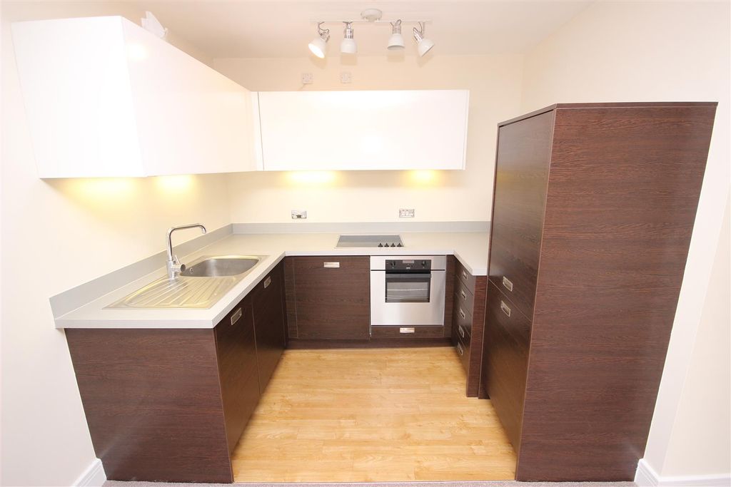 Property photo 3 of 9 Fitted Kitchen