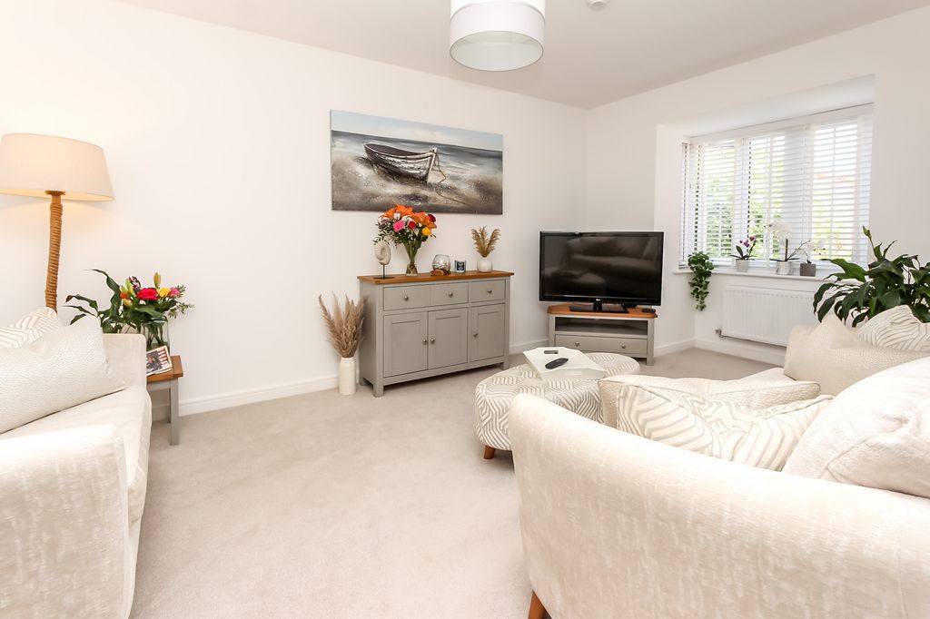 Property photo 3 of 14 Lounge