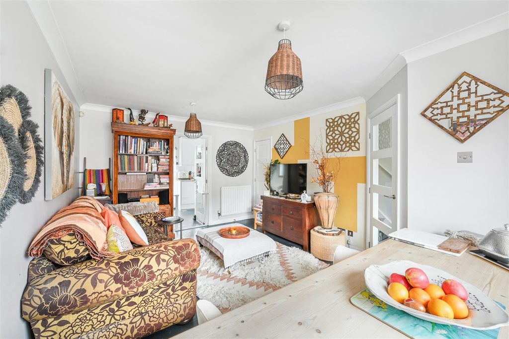 Property photo 2 of 15 Cavell Way (2).Jpg
