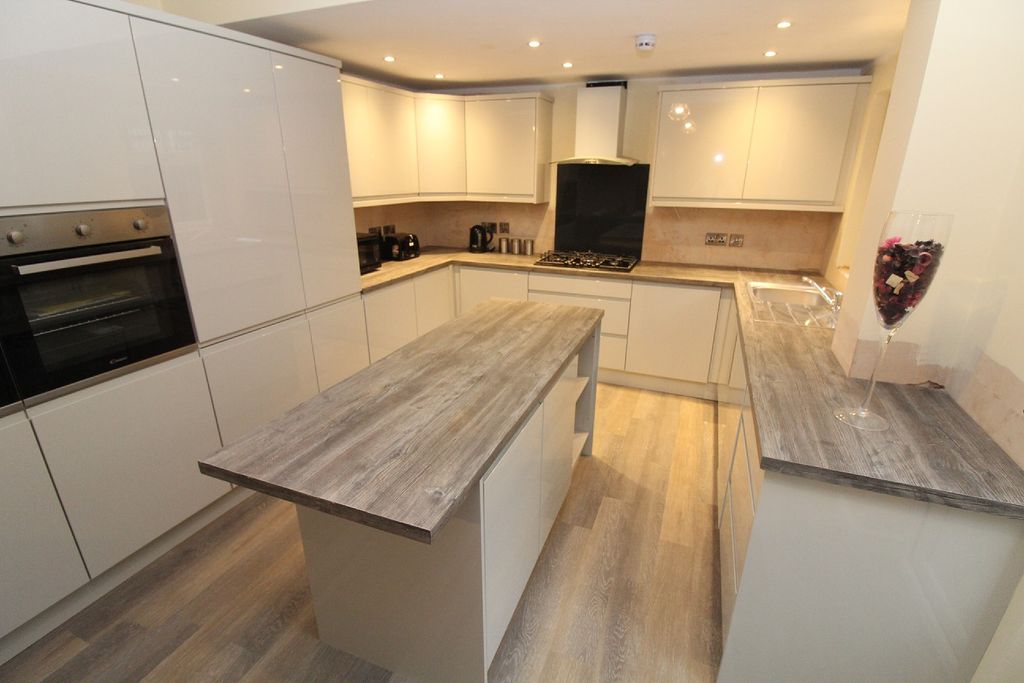 Property photo 3 of 39 Kitchen