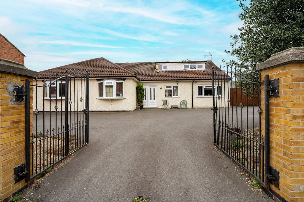 Property photo 2 of 28