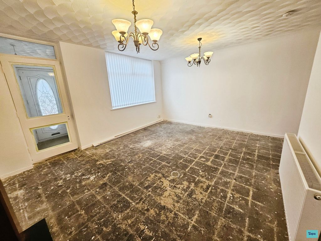 Property photo 3 of 15 Lounge