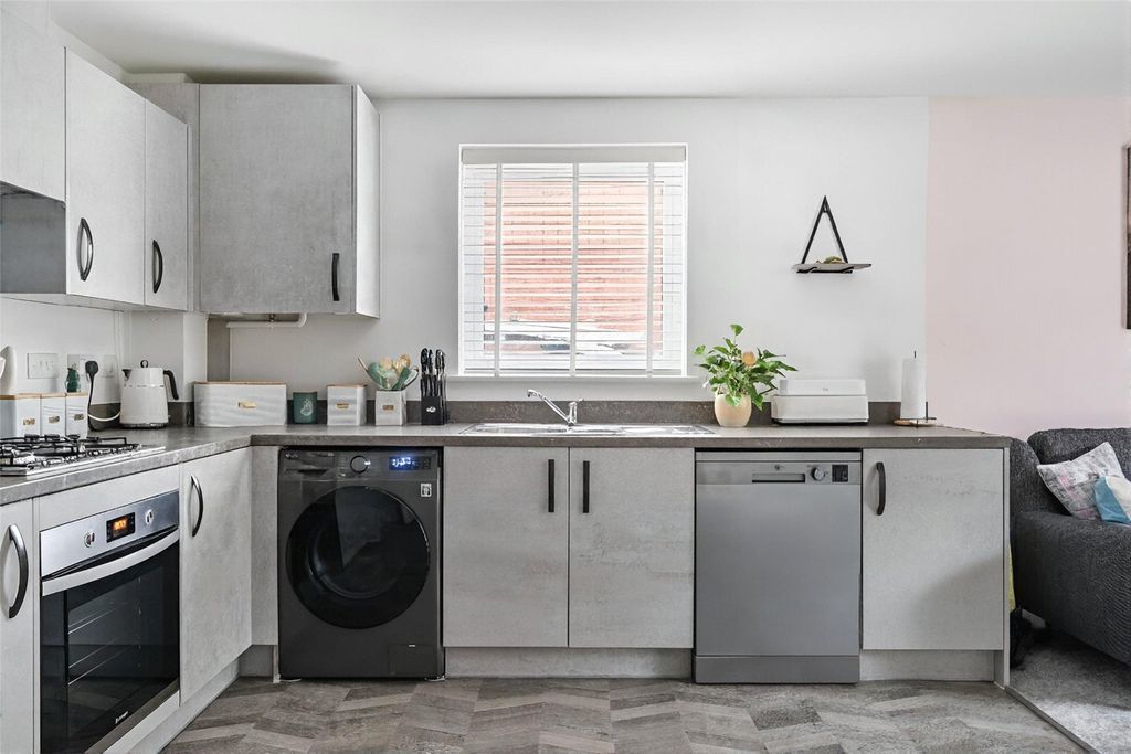 Property photo 3 of 9 Kitchen