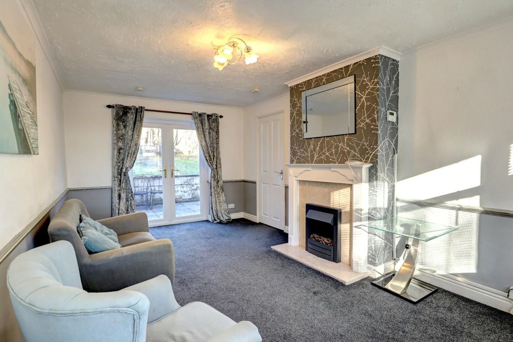 Property photo 3 of 14 Lounge