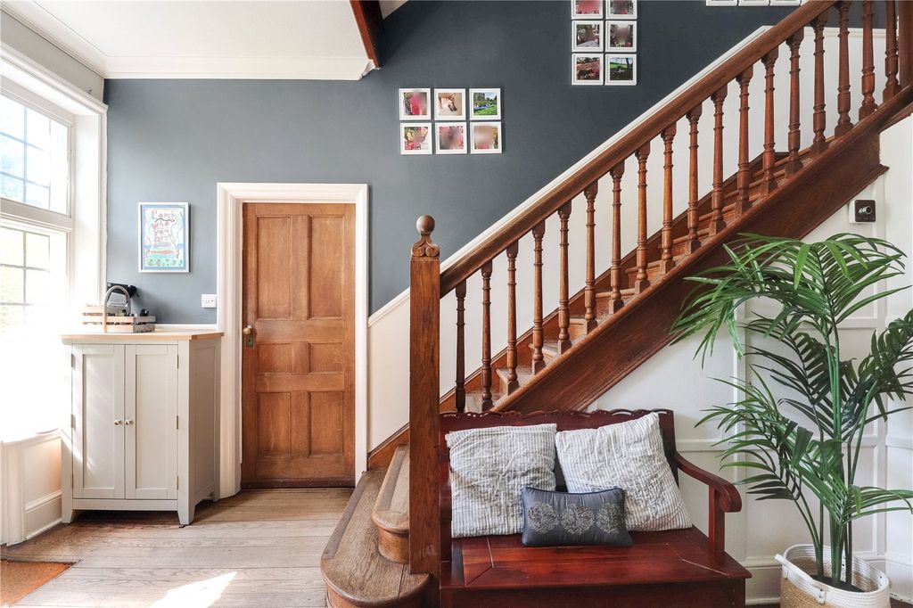 Property photo 3 of 18 Entrance Hall
