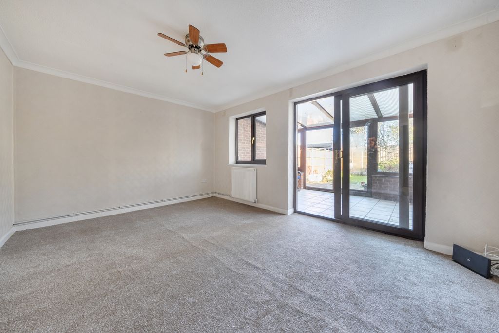 Property photo 2 of 16 Walton Park Living Room 2