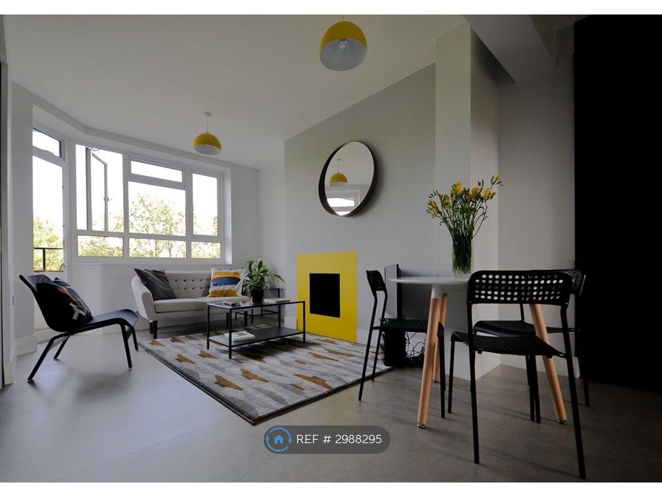 Property photo 2 of 7 Lounge/Dining Area