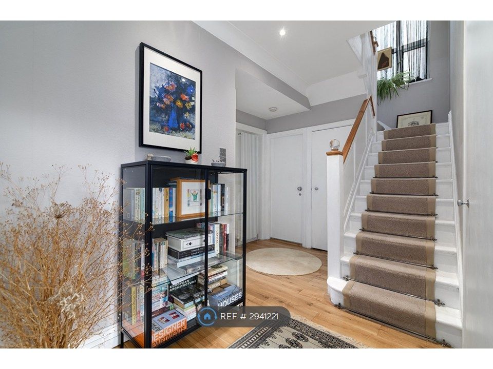 Property photo 2 of 31 Entrance Hall