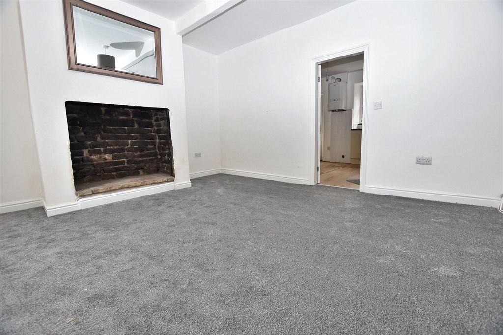 Property photo 3 of 13 Lounge