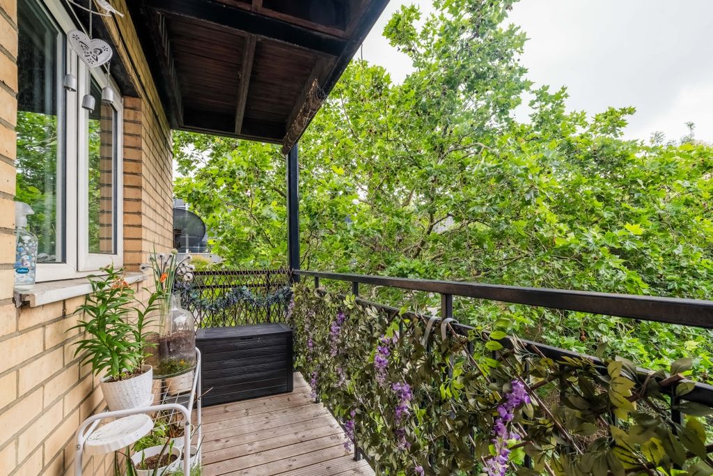 Property photo 2 of 13 Balcony (2)