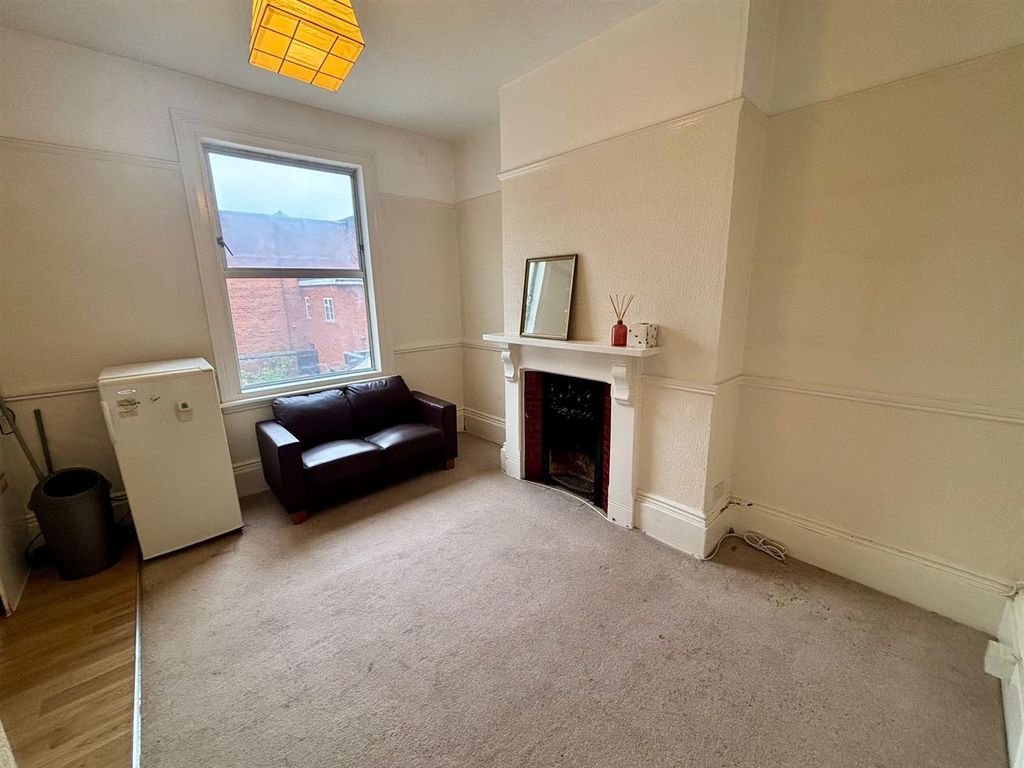 Property photo 2 of 9 Sitting Room Pic 1