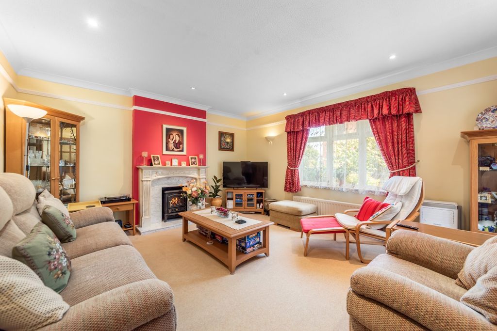 Property photo 2 of 33 Picture No. 13