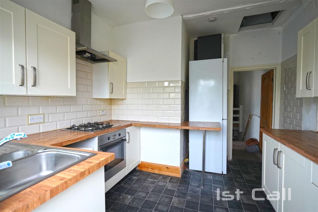 Property photo 3 of 8 Kitchen