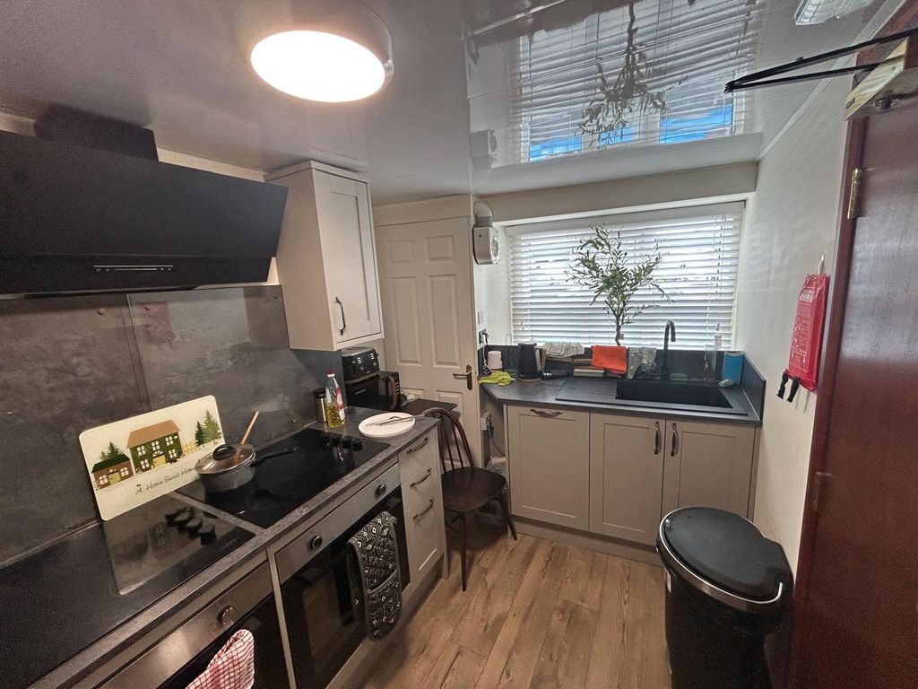 Additional image 13 of 21 bed flat for saleBroad Green, Wellingborough, Northamptonshire NN8