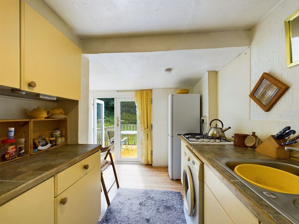 Property photo 3 of 12 Kitchen