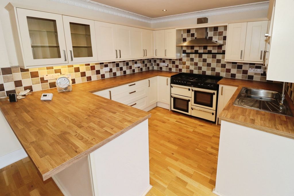 Property photo 3 of 20 Kitchen