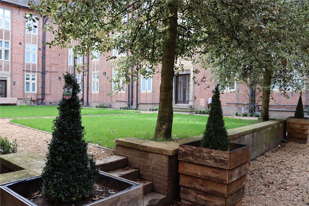 Property photo 3 of 16 Communal Garden