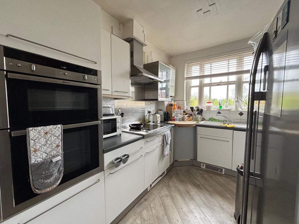 Property photo 3 of 18 Fitted Kitchen