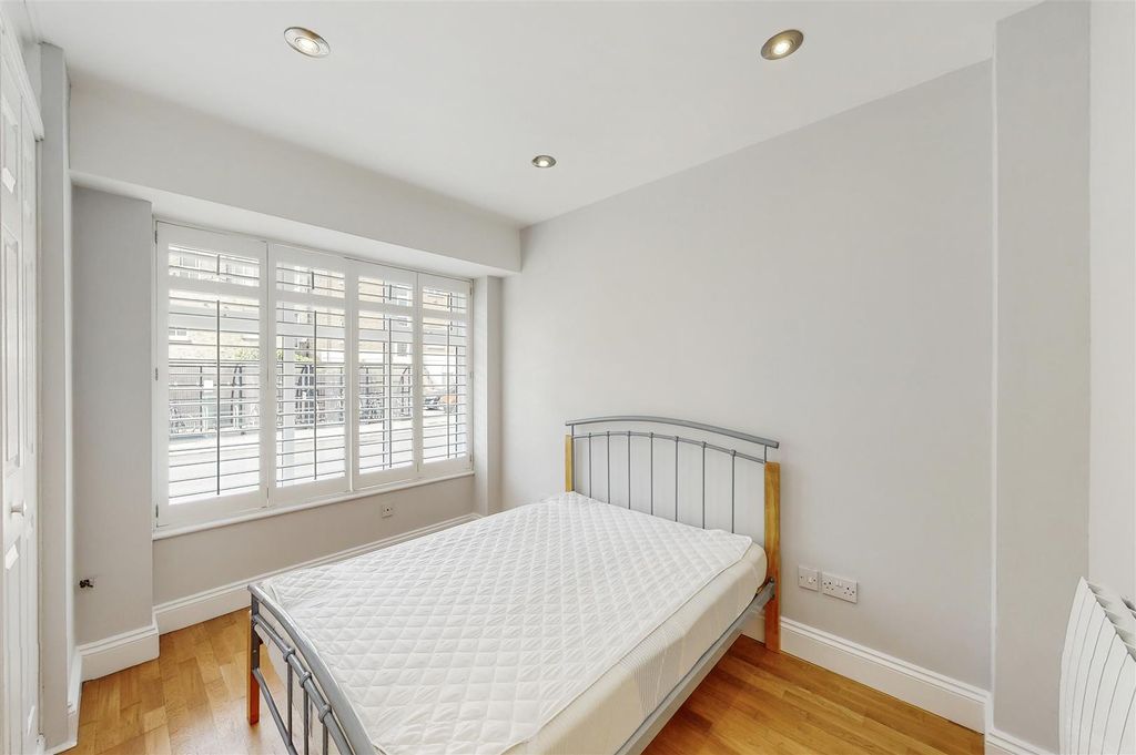 Property photo 3 of 12 3 Royal Victor Place, Old Ford Road - Qdvvtppuevoe
