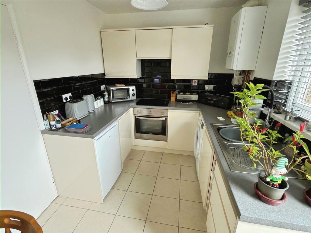 Property photo 3 of 11 Crowhurst Close (1).Jpg