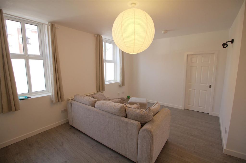Property photo 3 of 10 Lounge.Jpg
