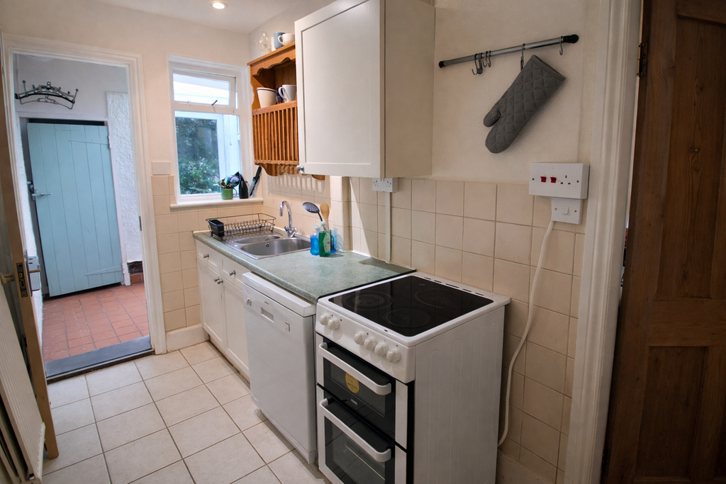 Property photo 3 of 7 Kitchen