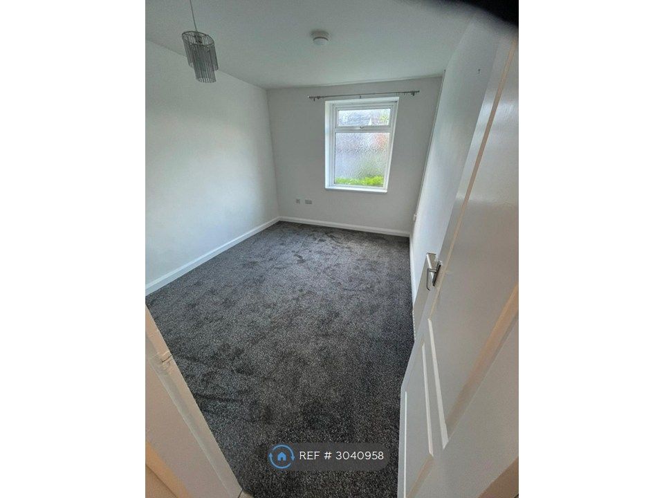 Property photo 2 of 6 Bedroom