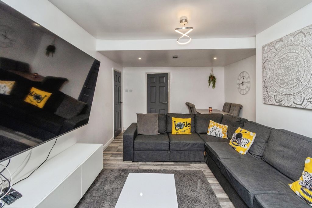 Property photo 3 of 19 Lounge