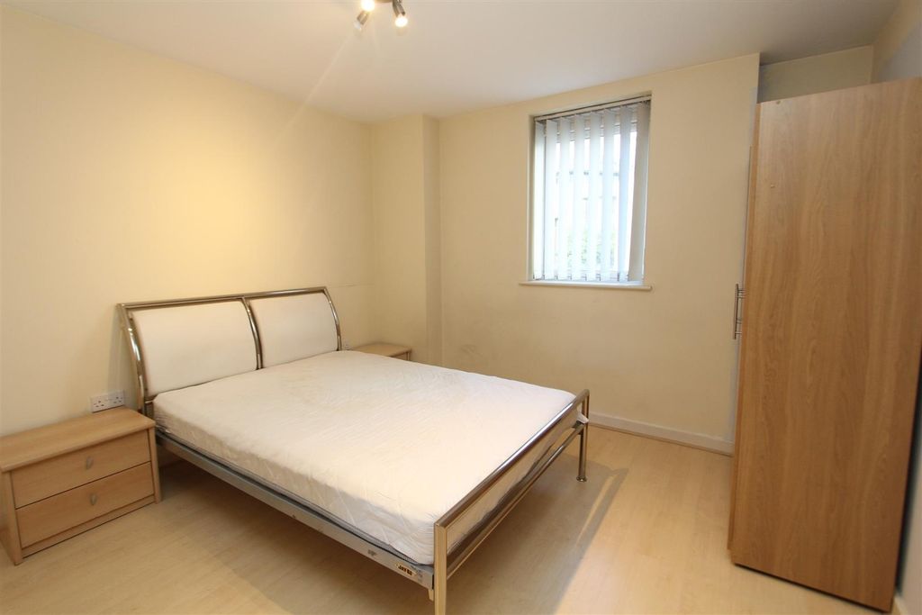 Property photo 3 of 9 Bright And Tidy Double Bedroom With Ample Storage...