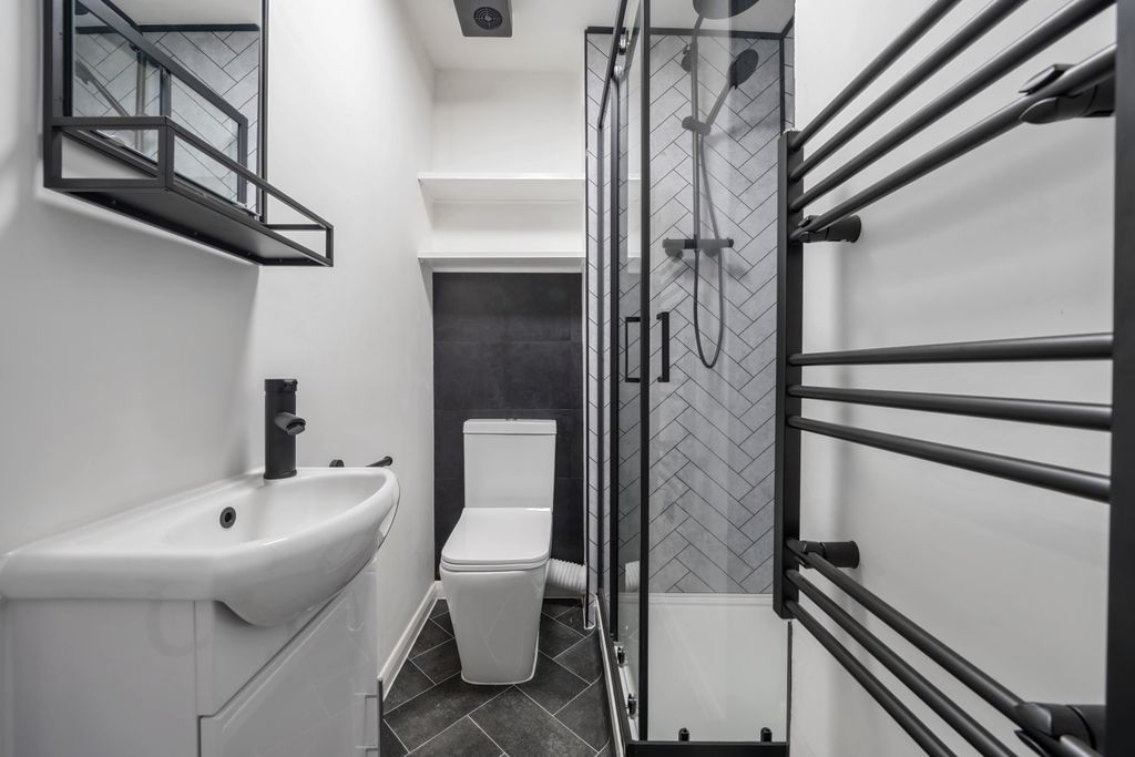 Property photo 3 of 10 Bathroom