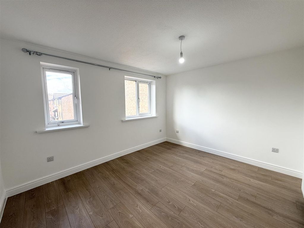Property photo 2 of 5 Bed.Jpg