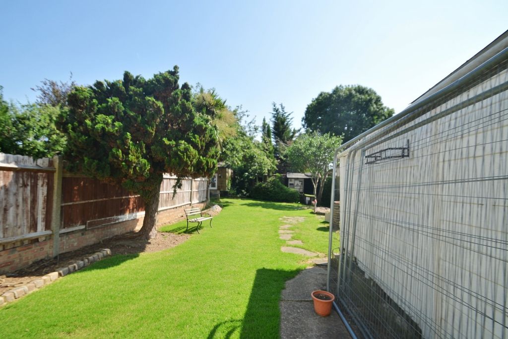 Property photo 2 of 8 38 Ashford Garden