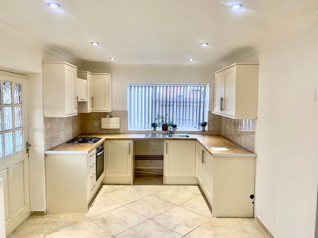 Property photo 2 of 13 Kitchen