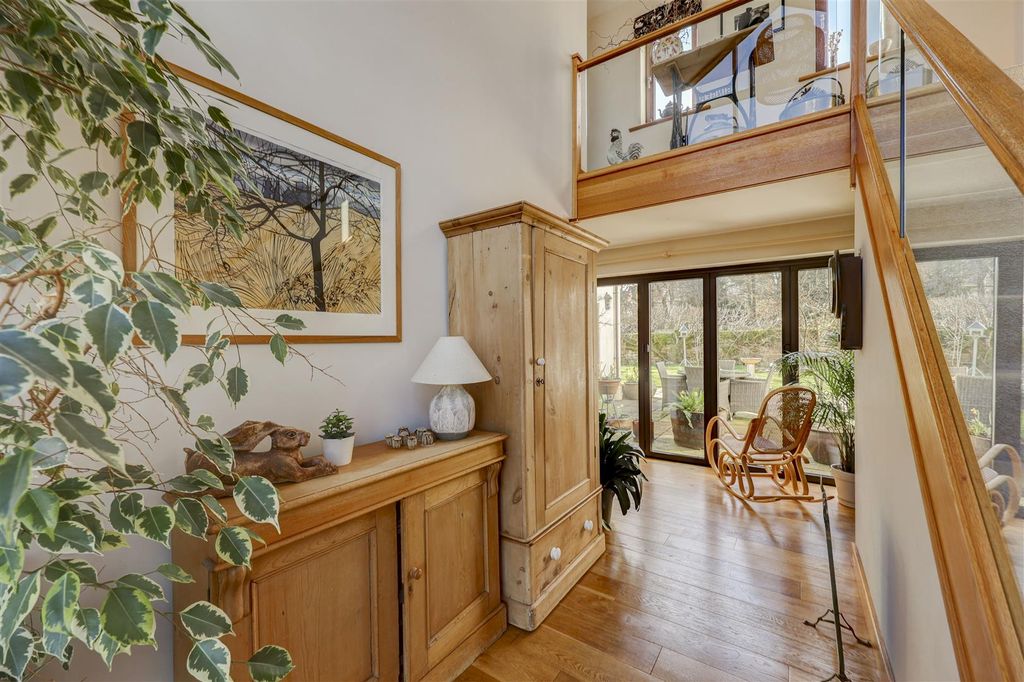 Property photo 2 of 33 Entrance Hall