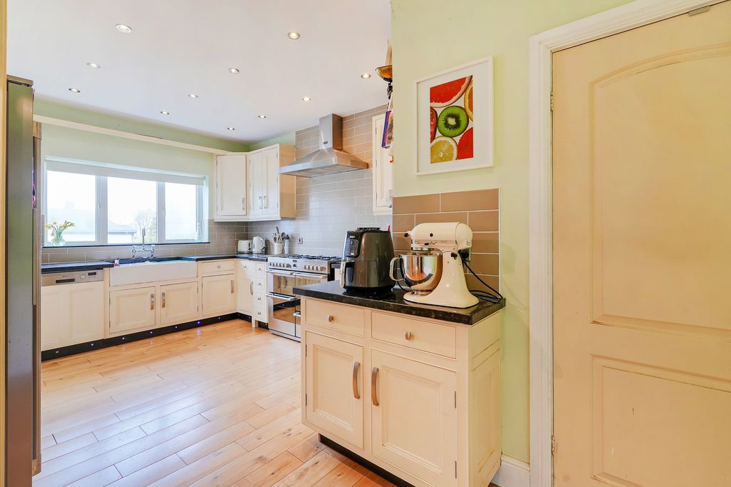 Property photo 3 of 30