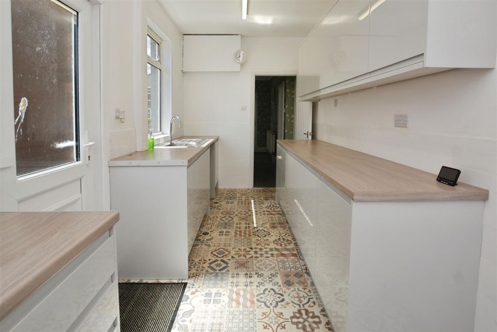 Property photo 3 of 17 Kitchen