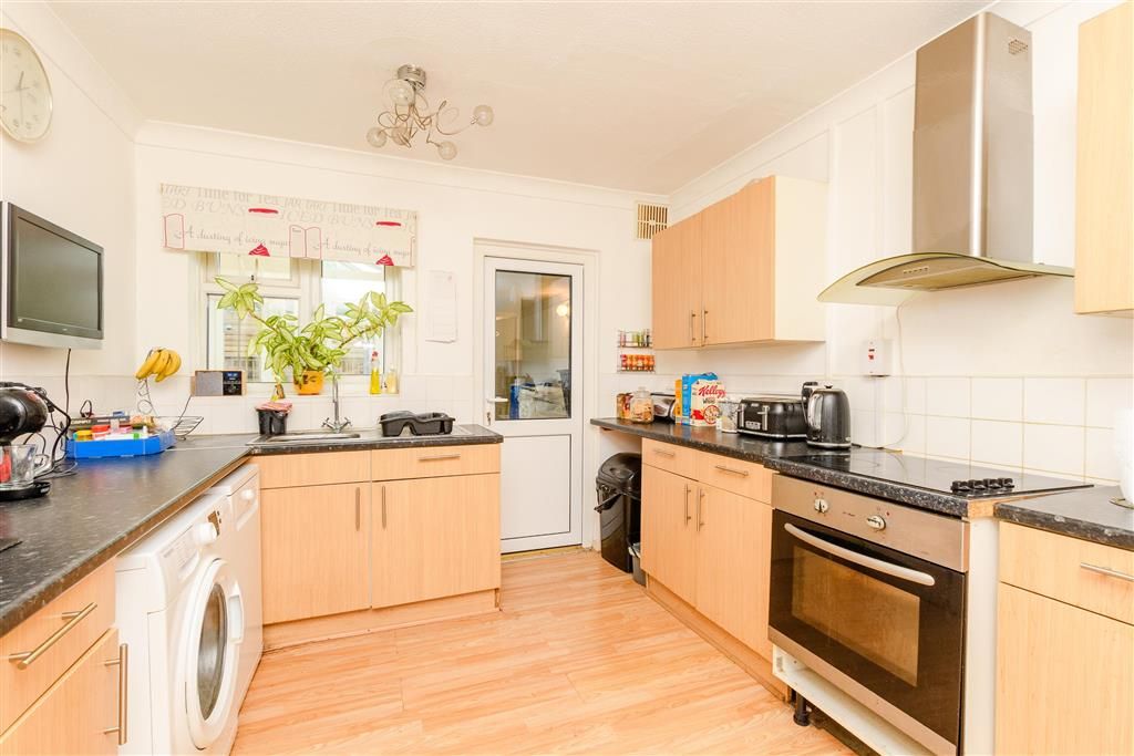 Property photo 3 of 10 Kitchen
