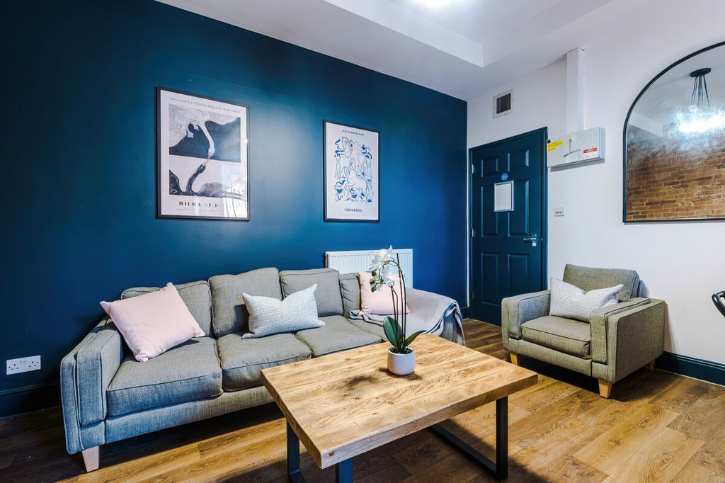 Property photo 1 of 18 Flat 6, Shoe And Boot, Living Room 1