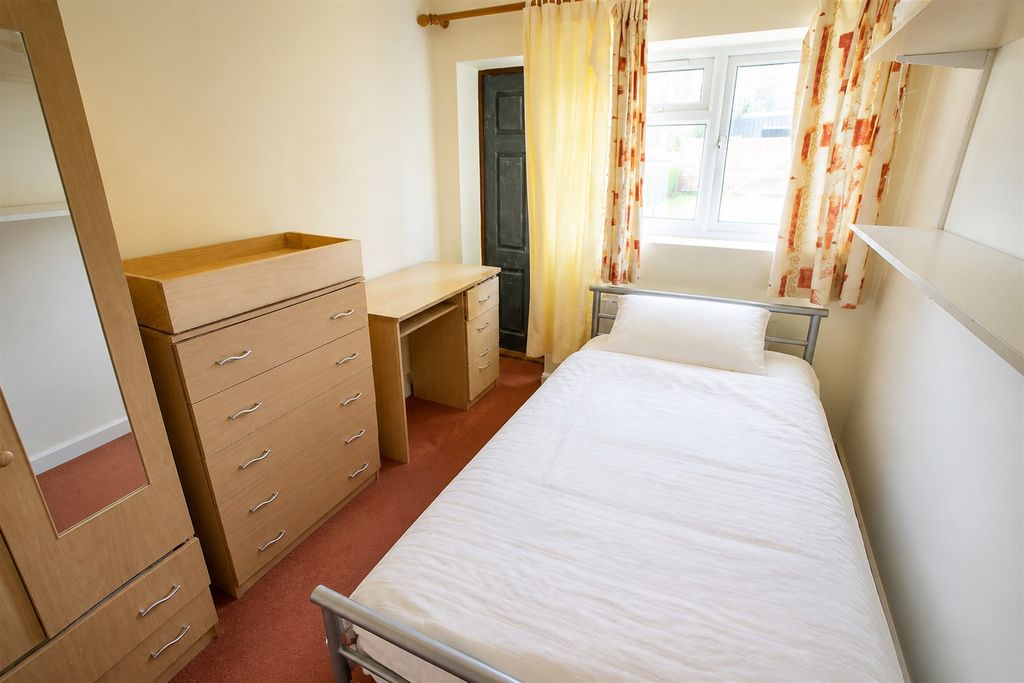 Property photo 3 of 10 Bedroom