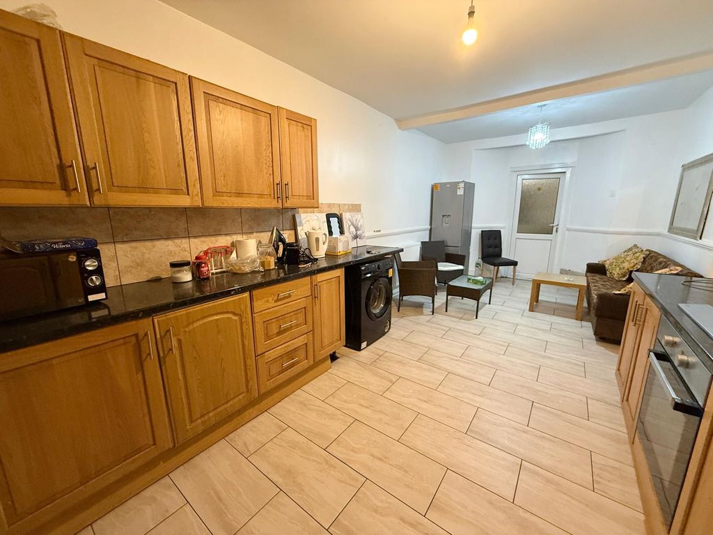 Property photo 1 of 10 3-Bedroom Flat Near Forest Gate