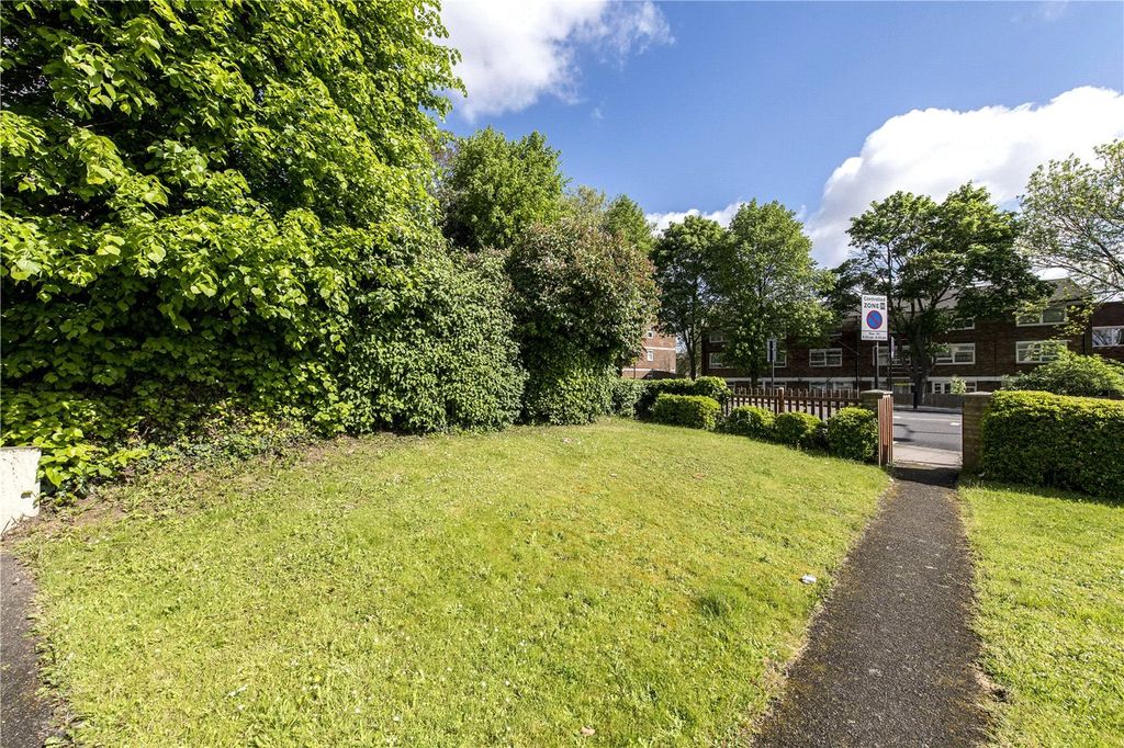 Property photo 3 of 12 Communal Garden