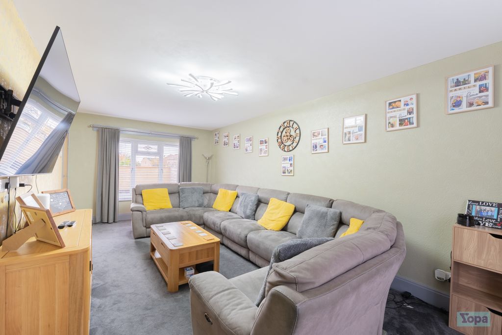 Property photo 3 of 20 Lounge