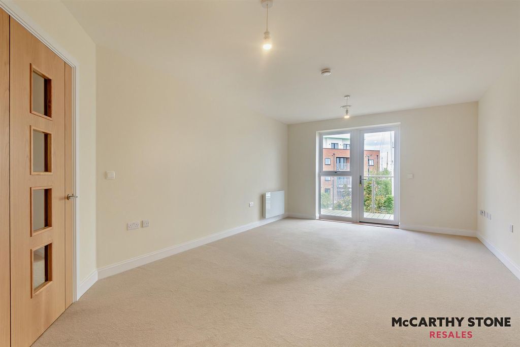 Property photo 3 of 30 8604359-Interior01-800.Jpg