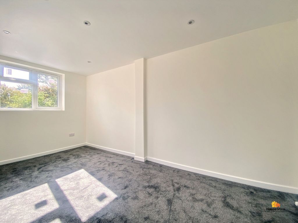 Property photo 3 of 8 Bedroom