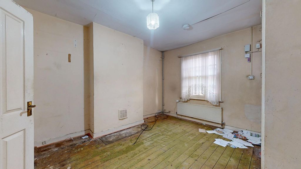 Property photo 3 of 16 106 Wulfstan Street, Shepherds Bush, London, W12 0Ah