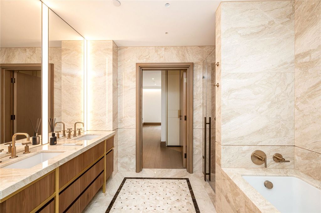 Property photo 3 of 11 Family Bathroom