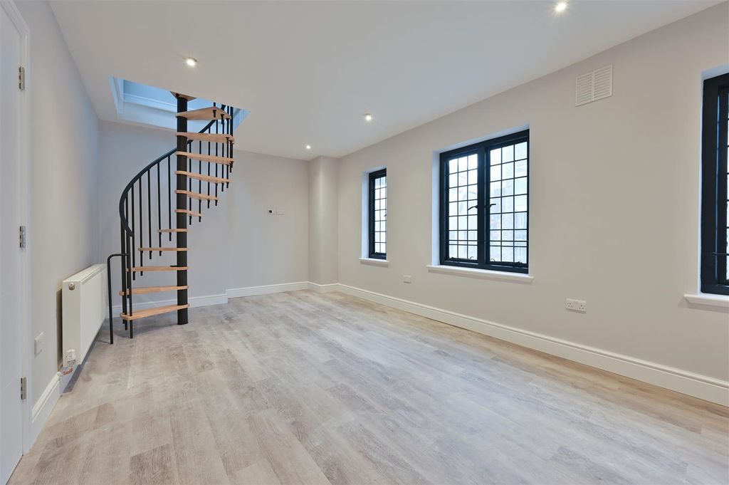 Property photo 2 of 13 Flat 1 70 High St-68.Jpg