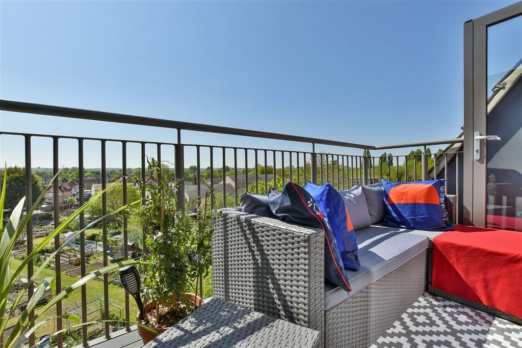 Property photo 3 of 11 Balcony / Terrace